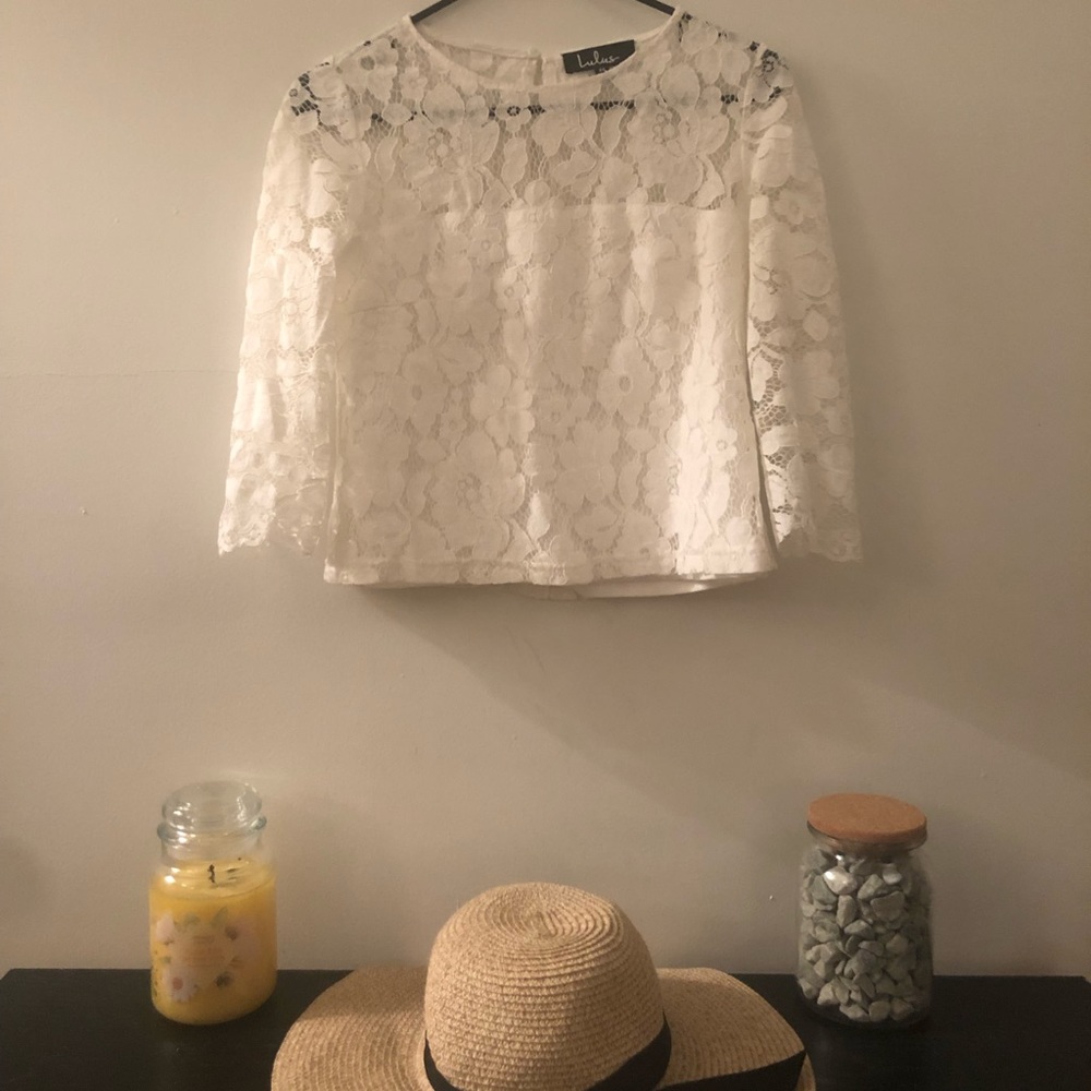 White lace 3/4 sleeve top.